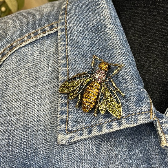 Exquisite Vintage-Style Rhinestone Honey Bee Brooch – Gold-Tone Crystal Insect - Picture 5 of 7